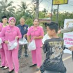 Kapolsek Betung Bersama Bhayangkari Bagikan Takjil Gratis